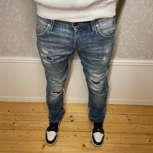 Jack & Jones Jeans - Blåa Jack & Jones jeans - Skick 6,5/10 (hål i bakre ficka) - W29 L32 - Hör av er vid minsta fundering!