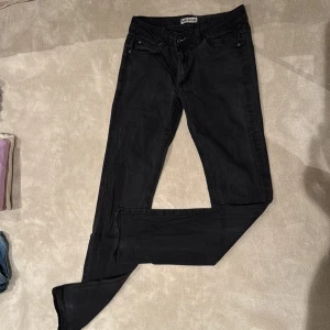 Svarta straight jeans från Acne Jeans - Svarta jeans från Acne Jeans med klassisk femficksdesign och smal passform. Jeansen har normal midja och raka ben, tillverkade i mjukt denimtyg. Och är i mycket bra skick i strlk 30/34🩷