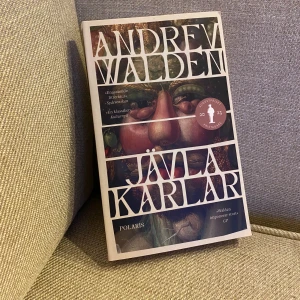 Jävla karlar - pocketbok - Säljer pocketboken Jävla Karlar av Andrev Walden. Boken är endast läst en gång och finns att hämta i centrala Göteborg eller kan skickas via valfri app. Se gärna fler annonser för samfrakt.