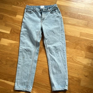 Ljusblå jeans från Grunt st 146 ( 11-12år - Säljer ett par ljusblå jeans från Grunt med klassisk femficksdesign och raka ben. Jeansen är tillverkade i ekologisk bomull och har snygga kontrastsömmar samt läderpatch med logga bak i midjan. Perfekta för en avslappnad och trendig look.