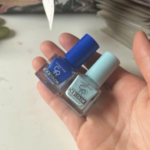 Golden Rose Ice Color nagellack duo - Två snygga nagellack från Golden Rose Ice Color-serien. Ena flaskan är intensivt blå och den andra är ljusblå, båda med fyrkantig glasflaska och färgmatchat lock. Perfekt för att skapa coola nageldesigner eller mixa färger.