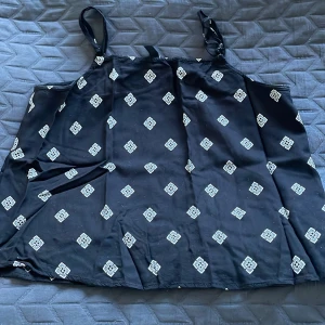 Svart mönstrad linnetopp från H&M Divided - Svart linnetopp från H&M Divided. Som ny💗