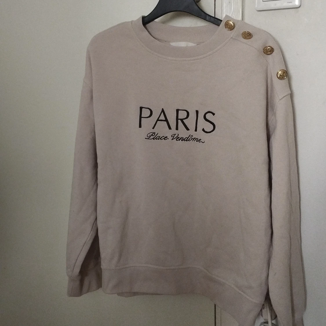 Beige sweatshirt med guldknappar H&M