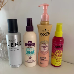 Hårvård - Salt Mousse för volym, även perfekt för att definiera lockar - Keune  Balsamspray med jojoba seed olja - Aussie  Anti frizz lotion med lenande effekt - Schwarzkopf Root lifting spray för volym - Schwarzkopf
