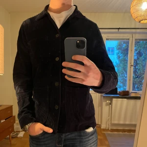 A Days March overshirt mörkblå  - Säljer denna sjukt snygga Overshirten från A Days March⭐️ Färgen är mörkblå och storleken är M✅ Den har inga defekter och skicket är utomordentligt🙌🤝 Sjukt najs passform och passar perfekt till hösten🍁🙌 Tveka inte på att höra av er dig vid minsta fråga eller fundering😊