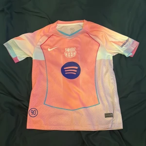 Barcelona tröja lamine yamal - En stilig Barca tröja med stjärnan lamine yamal på ryggen endast 300kr storlek s