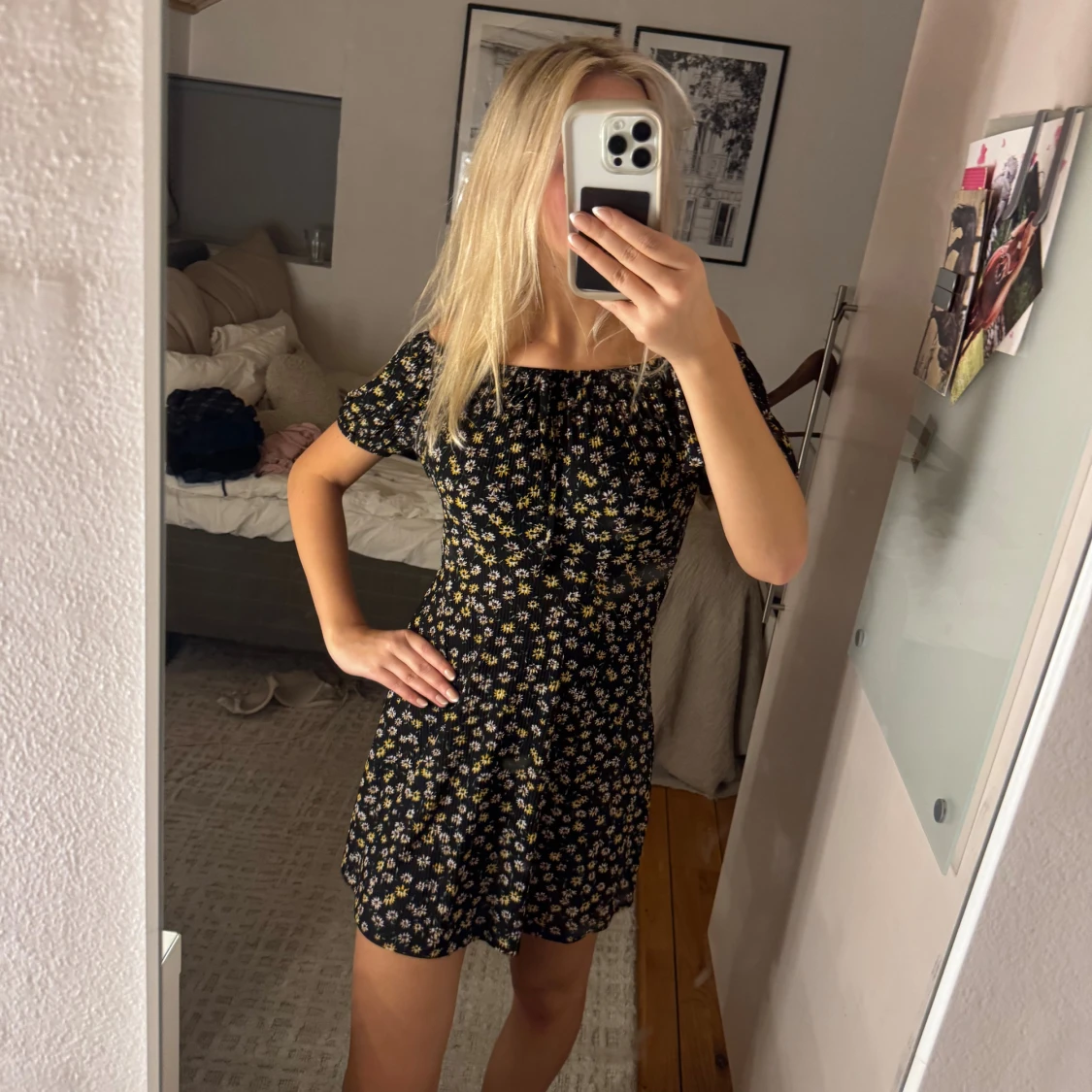 Svart blommig offshoulder klänning - 1