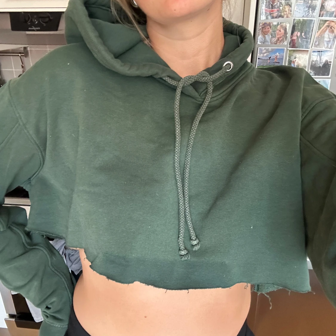 Grön croppad hoodie från Weekday