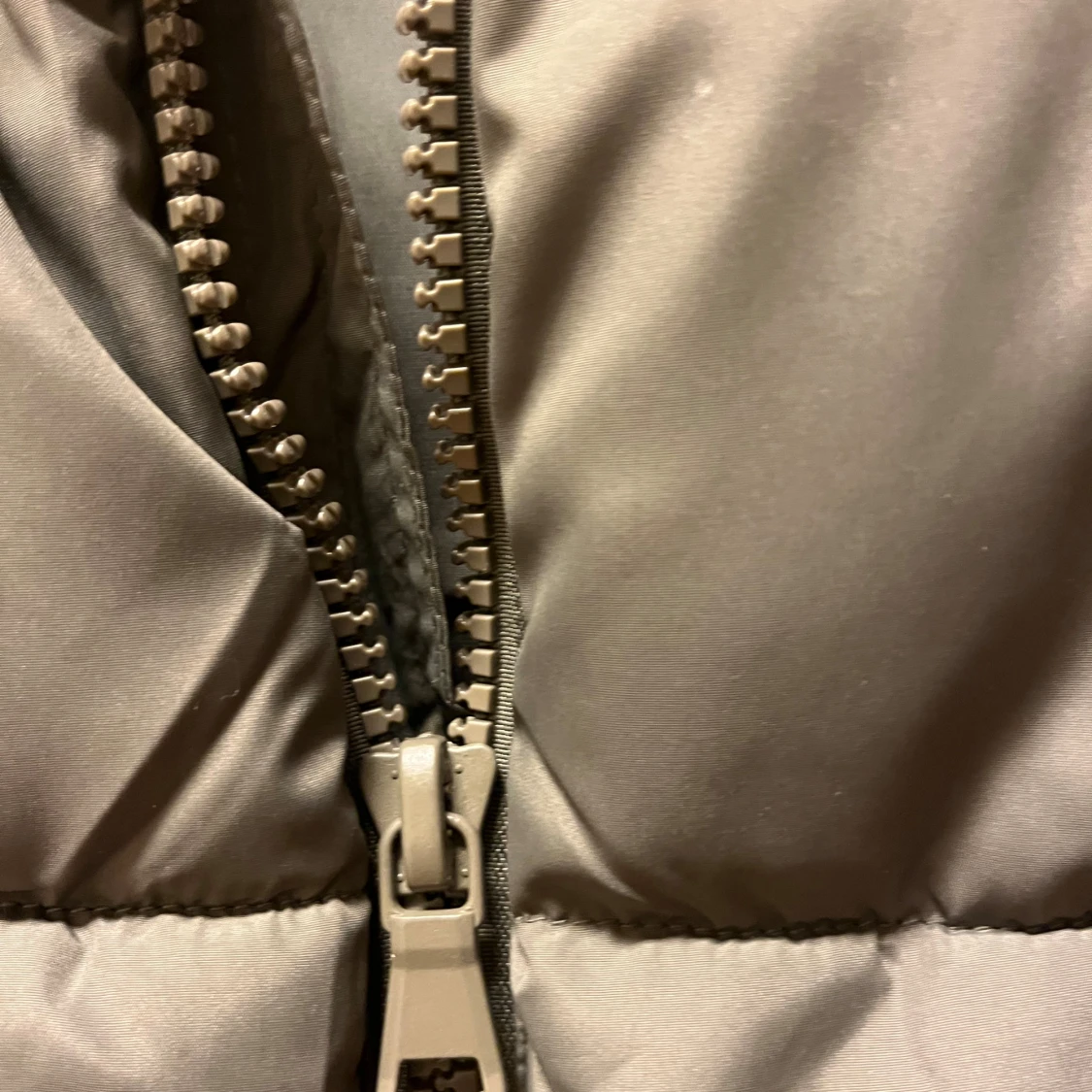 Olivgrön lång dunväst från Stories - 4