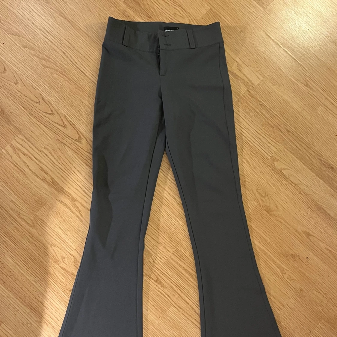 Gråa bootcut-byxor från Gina Tricot - 1