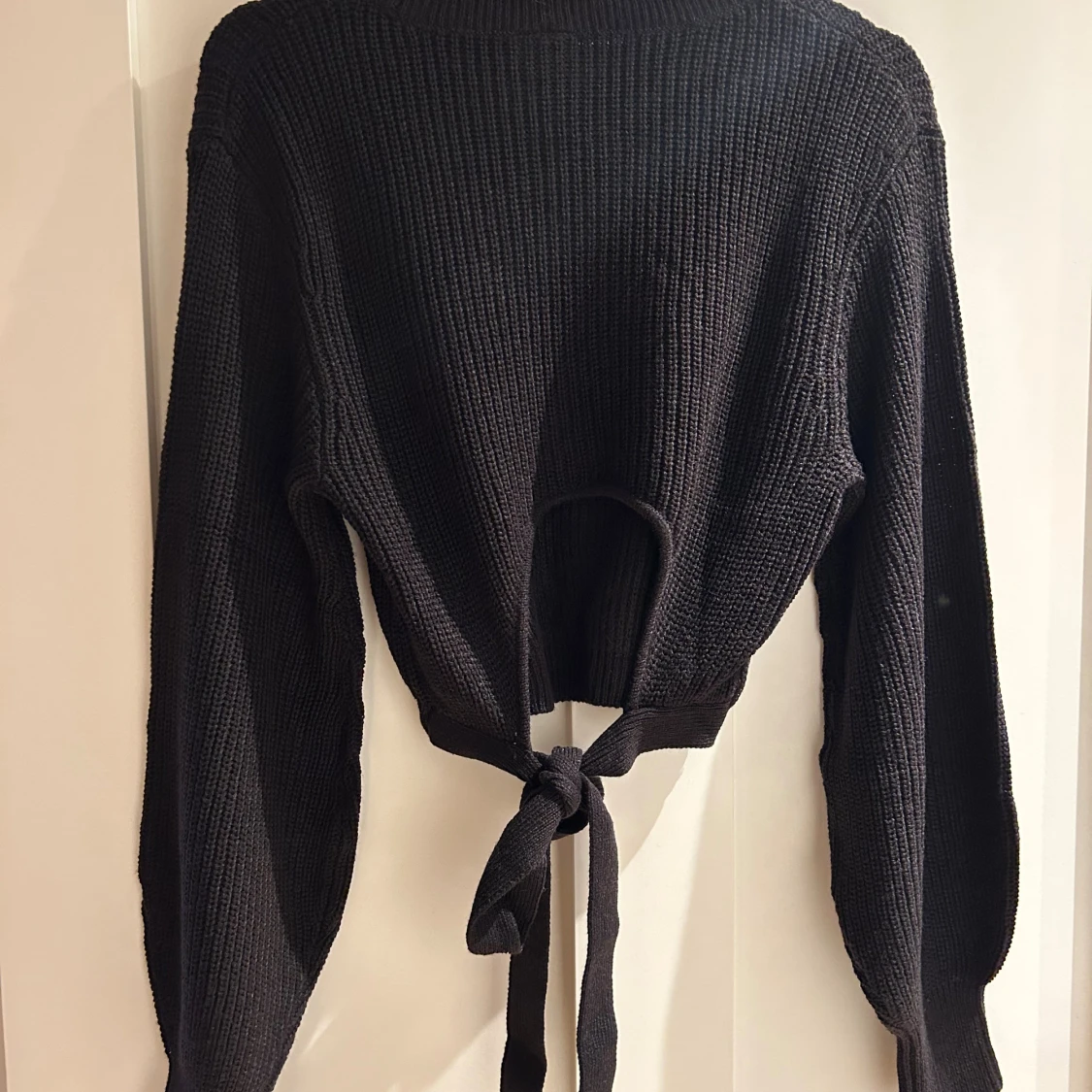 Svart stickad tröja med knyt från H&M - 1