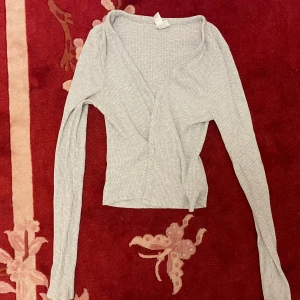 supersöt ljusgrå kofta - söt ljusgrå croppad kofta med v-ringning!  super fint att styla över linne eller klänning.