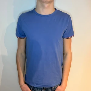 Moncler T-shirt  - Moncler T-shirt | storlek S | skick 9/10 | fraktar via valfrit ombud på köparens bekostnad | hör av dig vid funderingar 