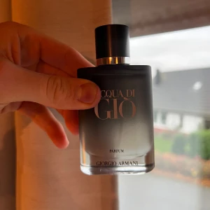 Acqua di Giò Parfum 50ml - Riktigt manlig och fräsch parfym, som håller riktigt länge. Behövs ett spray, otrolig projektion. 90-95% kvar. Köpt för 1000 kr