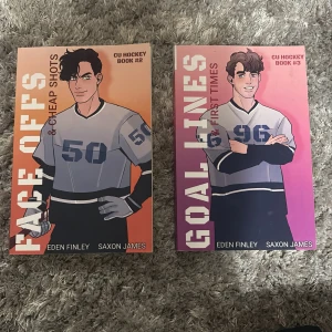 Face Offs & Cheap Shots / Goal Lines & First Times - Två böcker i CU Hockey-serien med färgstarka omslag och tecknade hockeyspelare. Perfekt för dig som gillar sport, vänskap och ungdomliga berättelser med fokus på hockeylivet.