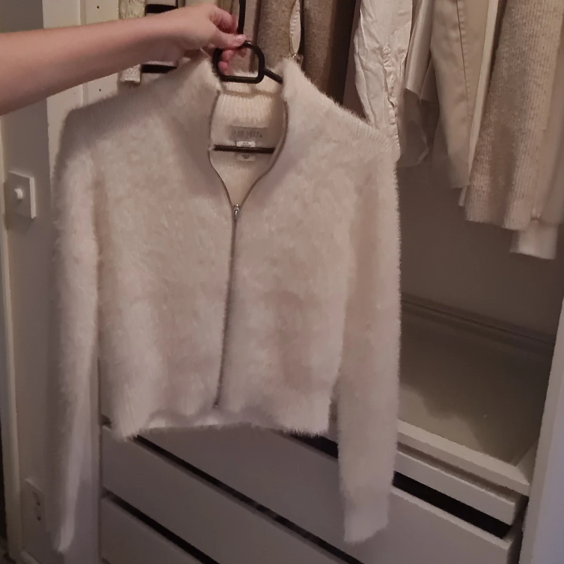 Creme/beige fluffig kofta från Ruby Moon