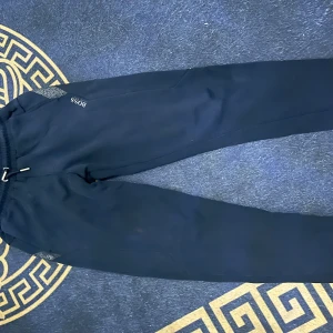 Svart gulda mjukisbyxor från BOSS junior - Svarta mjukisbyxor från BOSS som är bekväma och väldigt snygga. Den är i storlek för 12 åringar (12y).