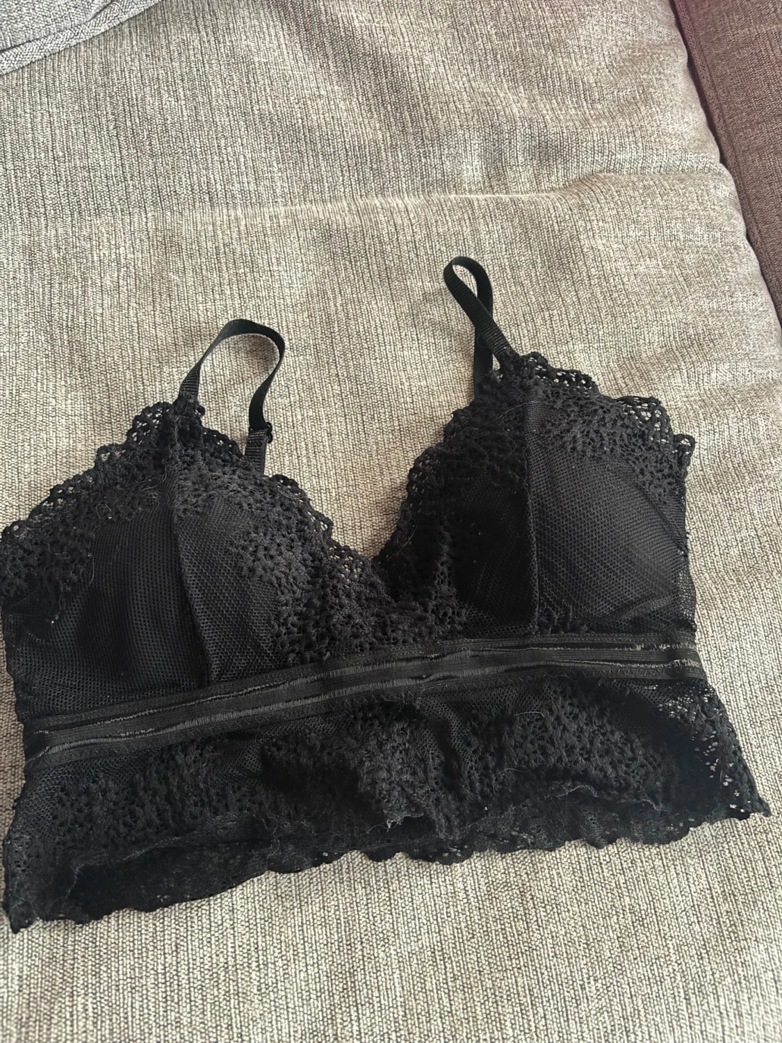 Svart spetsig linnetopp med justerbara band - 2