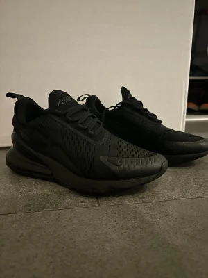 Nike 270s - Säljer dessa skorna använt ett par gånger ena bubblan har lite dålig luft !  Stolek 38  Passar både kvinnor 