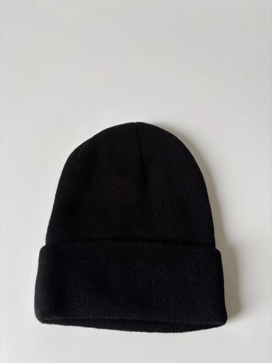 Svart klassisk stickad mössa