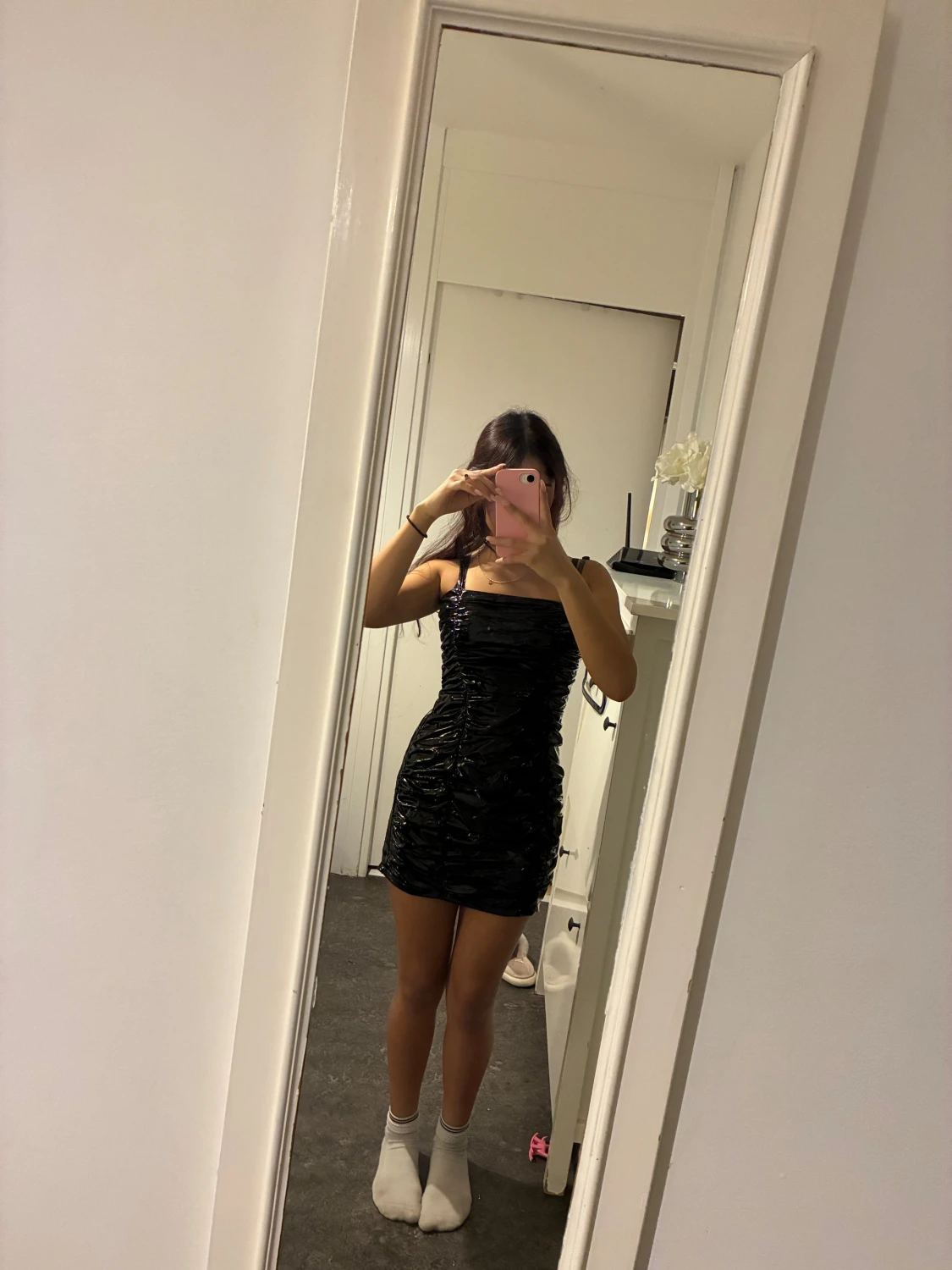 Svart glansig kort klänning - 1