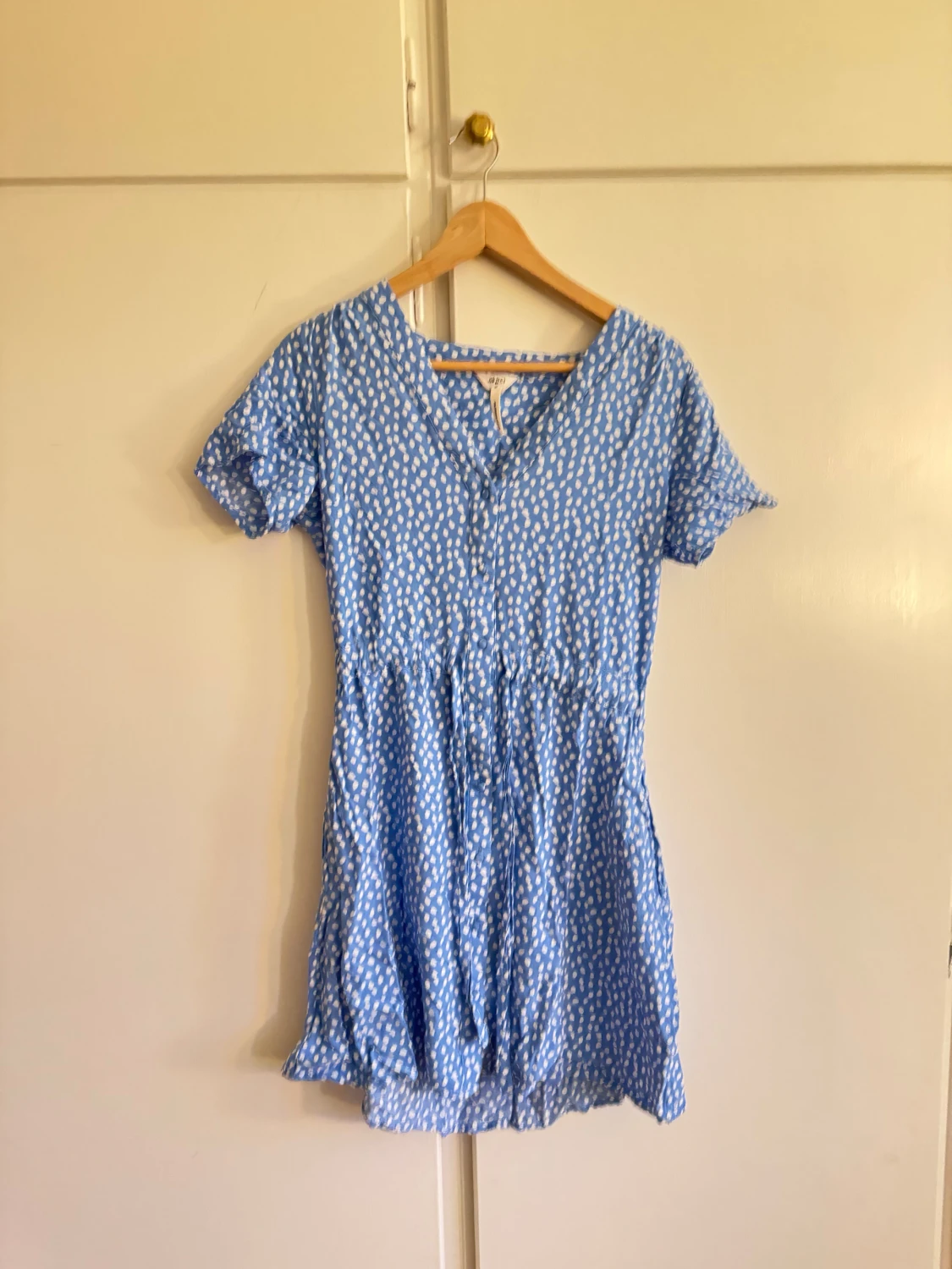 Blåvit kortklänning med prickigt mönster