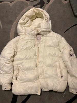 vit moncler puffer - Säljer en vit moncler jacka Nfc scan funkar och jackan passar båda s och m om du har någon förslag kan byta också skriv mig 😁👍🏻BYTE STKHLM !!!