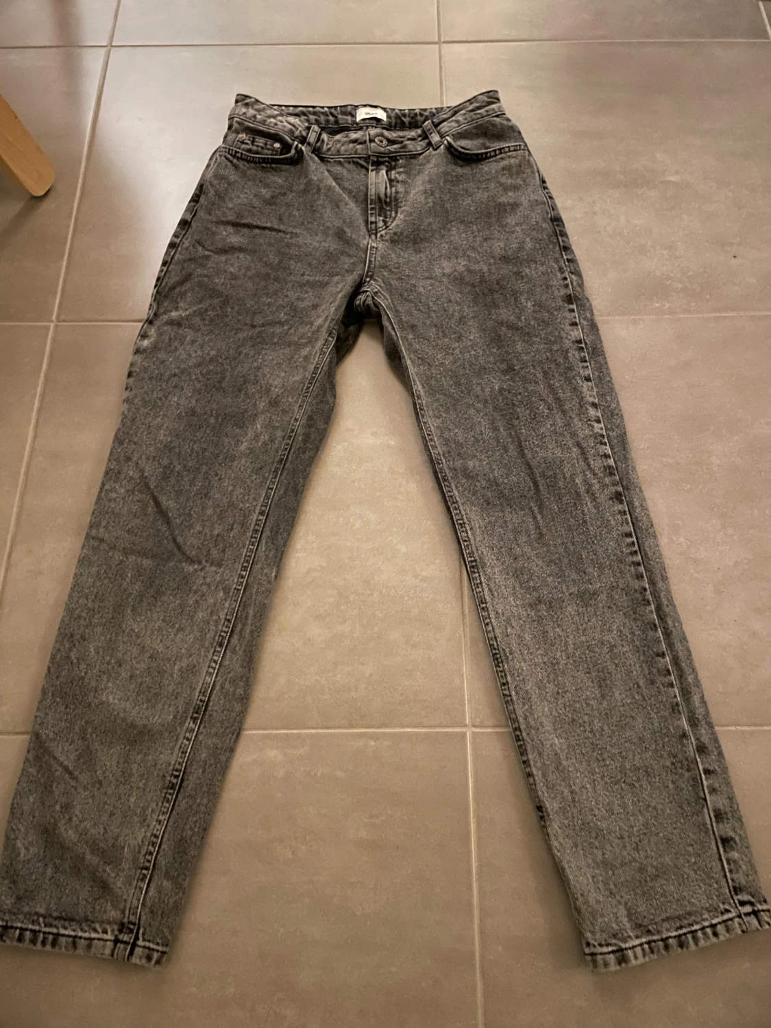 Grå straight jeans från grunt