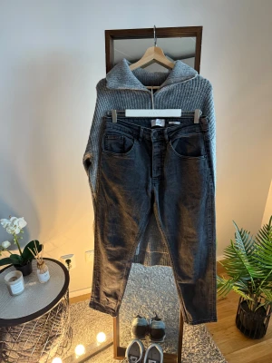 Svarta jeans från Reserved Eco Aware - Säljer ett par svarta jeans från Reserved Eco Aware. Modellen har klassisk femficksdesign, raka ben och normal passform. Jeansen är tillverkade i ett mjukt bomullsmaterial med en snygg tvättad look och knapp- samt dragkedja framtill.