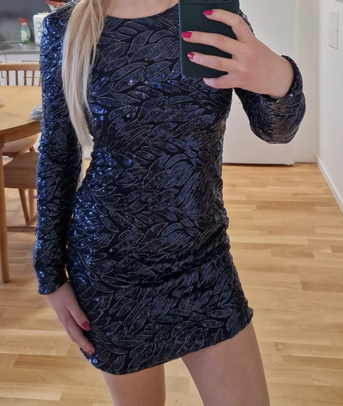 Glittrig marinblå klänning