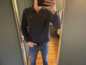 Polo Ralph lauren - halfzip  - Halloj, säljer en extremt fin halfzip från polo Ralph lauren. Iprincip helt ny då den aldrig använts, fick den för ca 1år sedan men är lite för liten på mig (är 187) så säljer iväg den istället. Nypris ca 2300kr. Vid fler frågor eller funderingar är det bara att höra av dig!