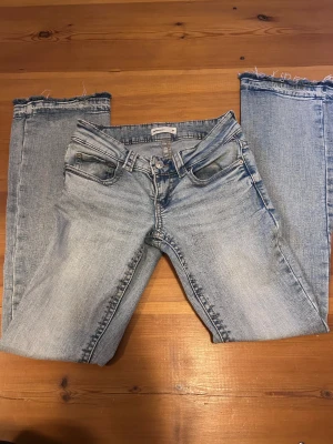 Lowwaist Bootcut jeans - Ljusblåa fina jeans. Använda men väldigt fint skick ändå! Skriv om du ha frågor!   Nypris:499 