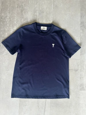 Mörkblå t-shirt från Ami  - Ny Ami Paris-tröja i storlek S. Modellen är rymlig och passar dig som brukar ha S eller M. Aldrig använd.