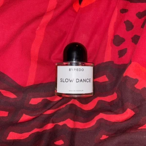 Byredo Slow Dance 50ml EdP - Byredo Slow Dance Eau de Parfum i 50 ml flaska. En stilren och populär doft från ett trendigt märke, perfekt för dig som vill sticka ut med något unikt. Snygg design och ikonisk känsla. Oanvänd, utan repor 😊