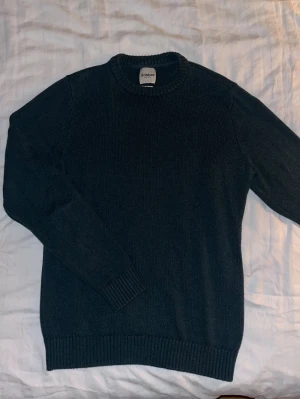 Grön stickad tröja från Dobber - Väldigt skön stickad tröja från Dobber i bra skick, storlek small men sitter lite mindre. Perfekt nu till vintern. Hör av dig vid funderingar eller fler bilder