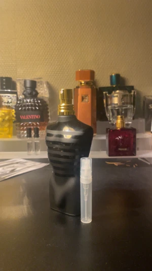 Jean Paul Gaultier 3 ml sample - Snygg parfym i den klassiska torsoflaskan från Jean Paul Gaultier. Perfekt för dig som vill testa parfymen 3 ml