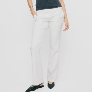 Vita lågmidjade kostymbyxor  - Snygga vita lågmidjade kostymbyxor från Bikbok🌟Nya utan prislapp. Fler bilder går att se på bikboks hemsida, Vera flare kostymbyxa. Storlek 34, innerbenslängd 82 cm. Nypris 499kr