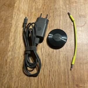 Google Chromecast Audio - Google Chromecast Audio i gott skick, komplett med original strömadapter, micro-USB-kabel och 3,5 mm aux-kabel (gul, med synligt slitage vid ena kontakten). Perfekt för att streama musik trådlöst till högtalare. Fungerar utmärkt. 