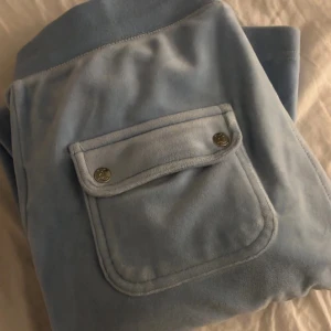 Snygga ljusblå juicy couture byxor  - Snygga juicybyxor i använt skick, kolla bilderna för att se ”defekterna”. Storlek S