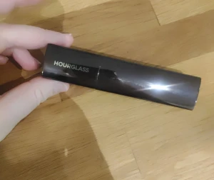 Hourglass Vanish Foundation Stick - Foundation stick från Hourglass i nyansen Vanish. Kommer i en snygg, mörkbrun, triangulär hylsa med metallic finish. Krämig formula som är lätt att applicera och blenda. Perfekt för att skapa en jämn och naturlig bas. Passar dig som gillar smink med lyxig känsla. I nyansen vanish 1 