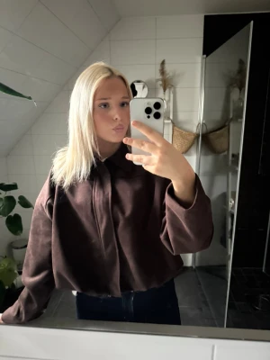 Brun mocka jacka  - Säljer min bruna mocka jacka. Använt 3 gånger ungefär. Den är från new collection. Den är i storlek one size men passar en S 