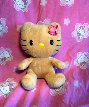 Hello Kitty gosedjur - Tan Hello Kitty från ca 2012! Lappen är ganska sliten och hennes ros på örat är lite missfärgad men i övrigt bra skick!
