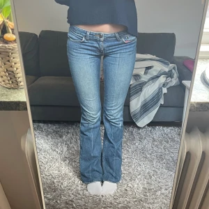 jeans blå låg midja - Snygga blå jeans med bootcut och låg midja. Midjemåttet är 38-39. Innerbenslängden är 79cm ungefär och jag är ca 167-168. Dem är stretchiga, skriv för fler frågor💕