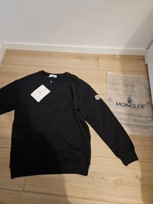 Moncler tröja - Säljer den här tröjan för ett riktigt bra och lågt pris.
