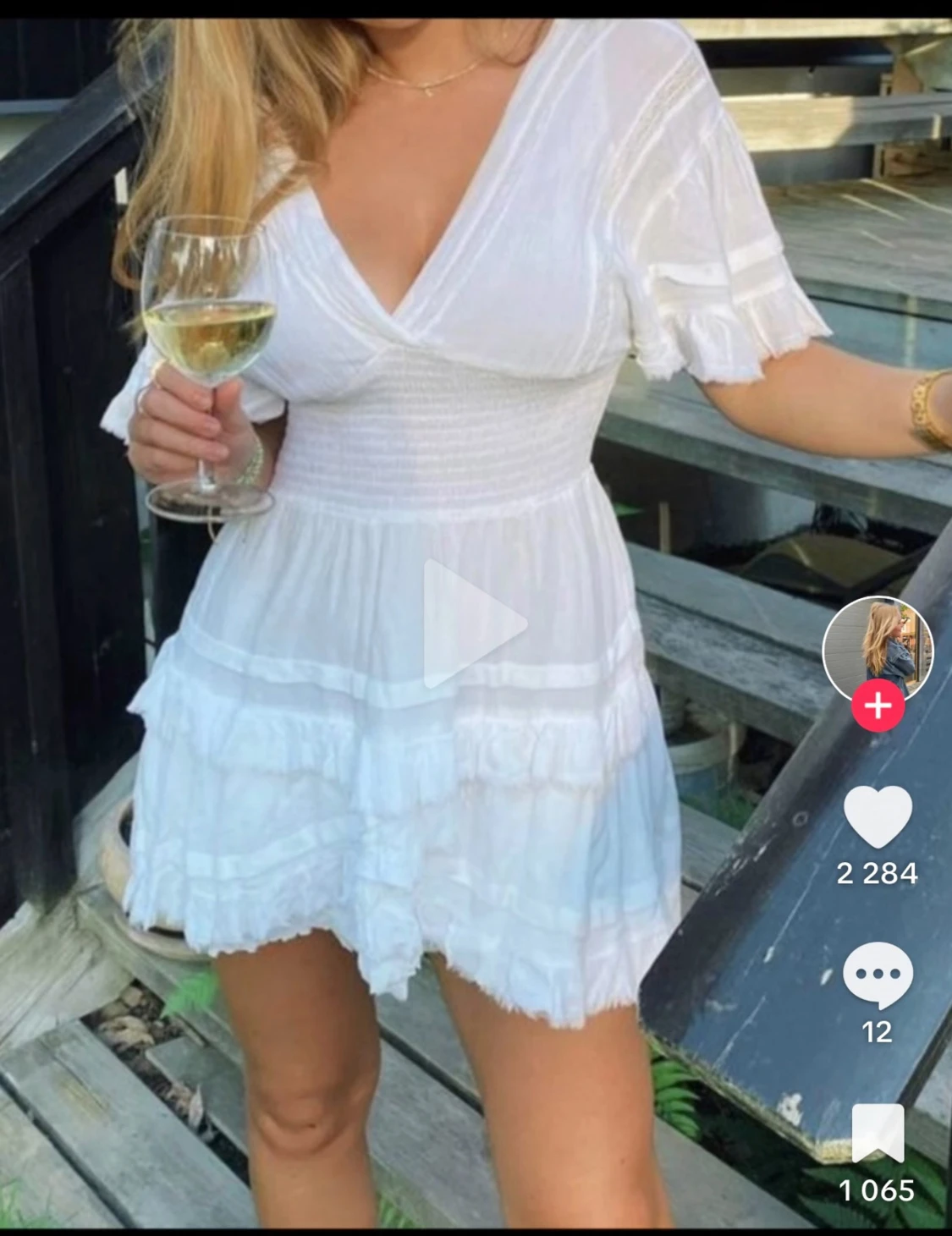 Vit kort omlottklänning med volang