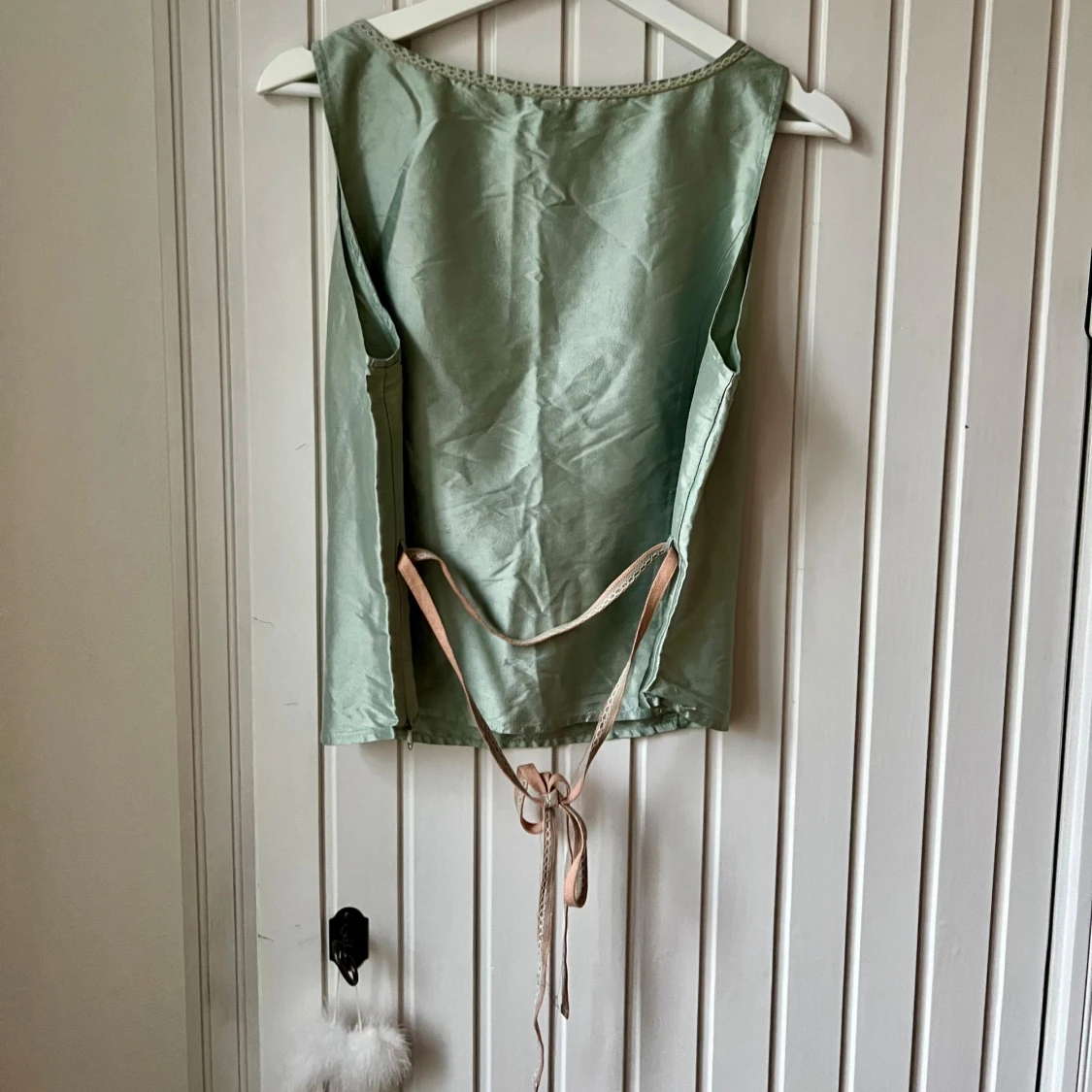 Mintgrön broderad linnetopp i siden - 1