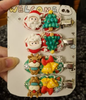 Christmas Hair Clips  - Två par hårspännen med jultema. Varje spänne har en unik design med julmotiv Perfekt för en unik present! Längd 6 cm