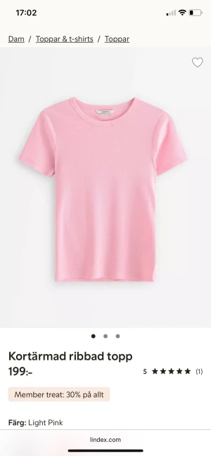 Rosa ribbad kortärmad topp  - Supersöt ljusrosa topp från FB sisters med ribbad struktur och rund hals. Modellen är kortärmad och har en clean, enkel look som är lätt att matcha. Perfekt för dig som gillar mjuka färger och stilren design.