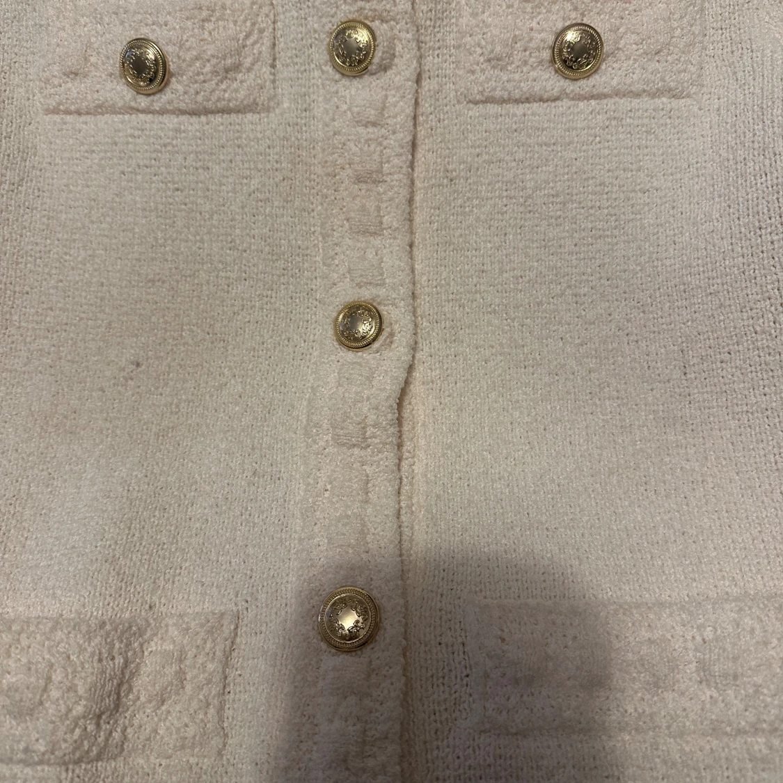 Vit kofta med guldknappar - 1