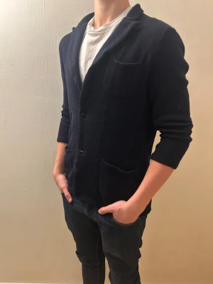 Stickad cardigan/kavaj från John Henric  - Säljer en merino kavaj/ cardigan från John Henric. Modellen tillverkas inte längre så vet inte nypriset. Hör av er om ni har frågor eller annat!